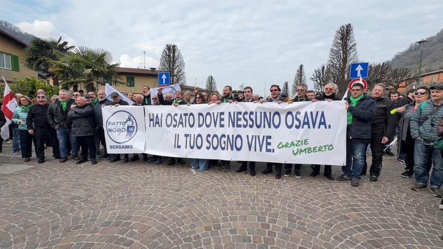 Sono già centinaia i militanti che stanno arrivando all'abbazia di San Giacomo dove alle 12 si terranno i funerali di Umberto Bossi, il leader della Lega scomparso a 84 anni, Pontida, 22 marzo 2026. (ANSA)