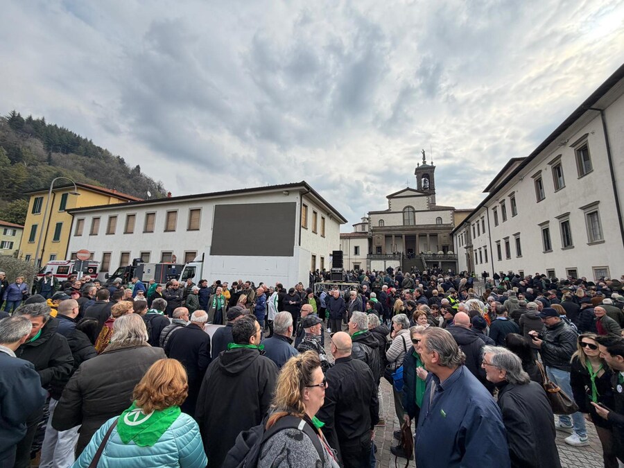 Sono già centinaia i militanti che stanno arrivando all'abbazia di San Giacomo dove alle 12 si terranno i funerali di Umberto Bossi, il leader della Lega scomparso a 84 anni, Pontida, 22 marzo 2026. ANSA/MICHELE MARAVIGLIA (ANSA)