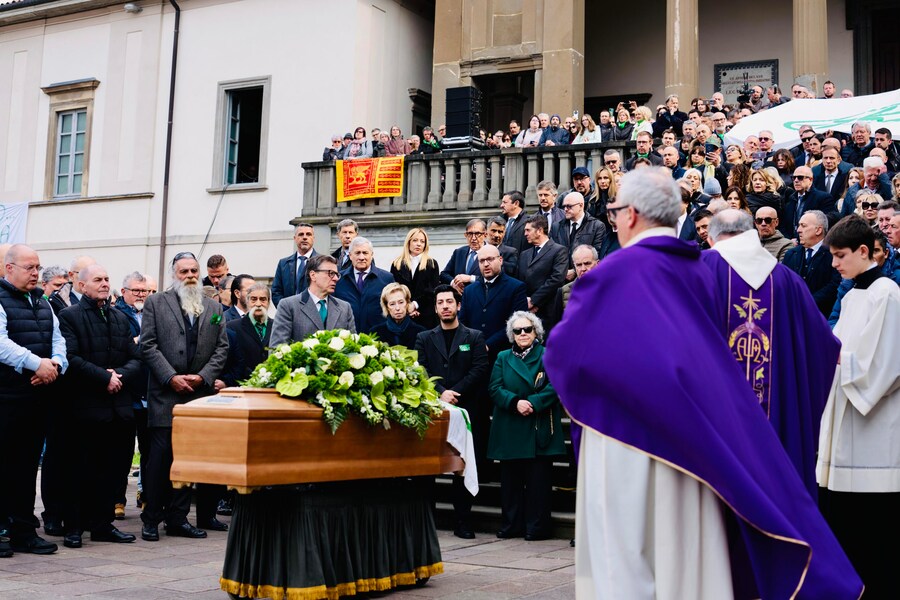 La premier Giorgia Meloni a Pontida per i funerali di Umberto Bossi, 22 marzo 2026 ANSA / Filippo Attili - ufficio stampa Palazzo Chigi +++ UFFICIO STAMPA +++ FOTO NON IN VENDITA - DA USARE SOLO PER FINI GIORNALISTICI +++ NPK +++ --- An handout picture provided by Palazzo Chigi press office shows the italian prime minister Giorgia Meloni in Pontida for Umberto Bossi's funeral, 22 March 2026. ANSA / Filippo Attili - Palazzo Chigi press office handout +++ ANSA PROVIDES ACCESS TO THIS HANDOUT PHOTO TO BE USED SOLELY TO ILLUSTRATE NEWS REPORTING OR COMMENTARY ON THE FACTS OR EVENTS DEPICTED IN THIS IMAGE - NO ARCHIVING - NO LICENSING - NPK +++ (ANSA)