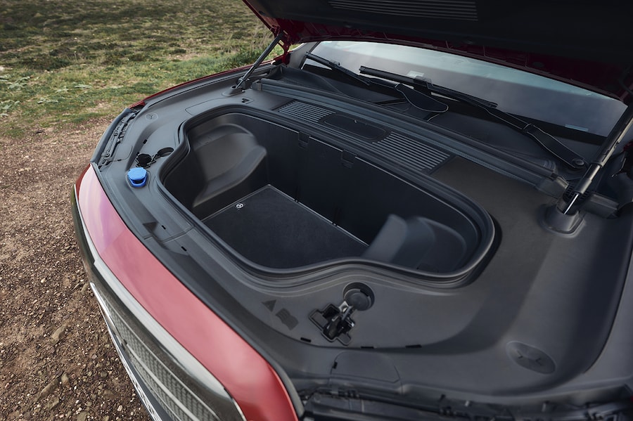 Prova su strada della Mercedes-Benz GLC elettrica. Esterni: AMG Line Plus MANUFAKTUR rosso Patagonia metallizzato - Interni: Pelle nera Mercedes-Benz GLC 400 4MATIC con tecnologia EQ: Consumo energetico combinato: 18,9‒14,9 kWh/100 km - Emissioni di CO₂ combinate: 0 g/km - Classe CO₂: A