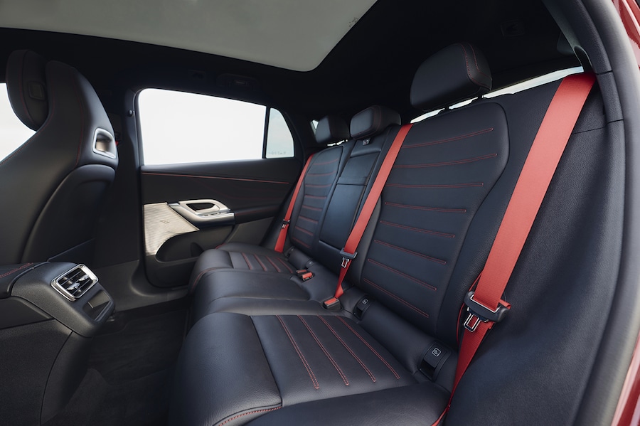 Prova su strada della Mercedes-Benz GLC elettrica. Esterni: AMG Line Plus MANUFAKTUR rosso Patagonia metallizzato - Interni: Pelle nera Mercedes-Benz GLC 400 4MATIC con tecnologia EQ: Consumo energetico combinato: 18,9‒14,9 kWh/100 km - Emissioni di CO₂ combinate: 0 g/km - Classe CO₂: A
