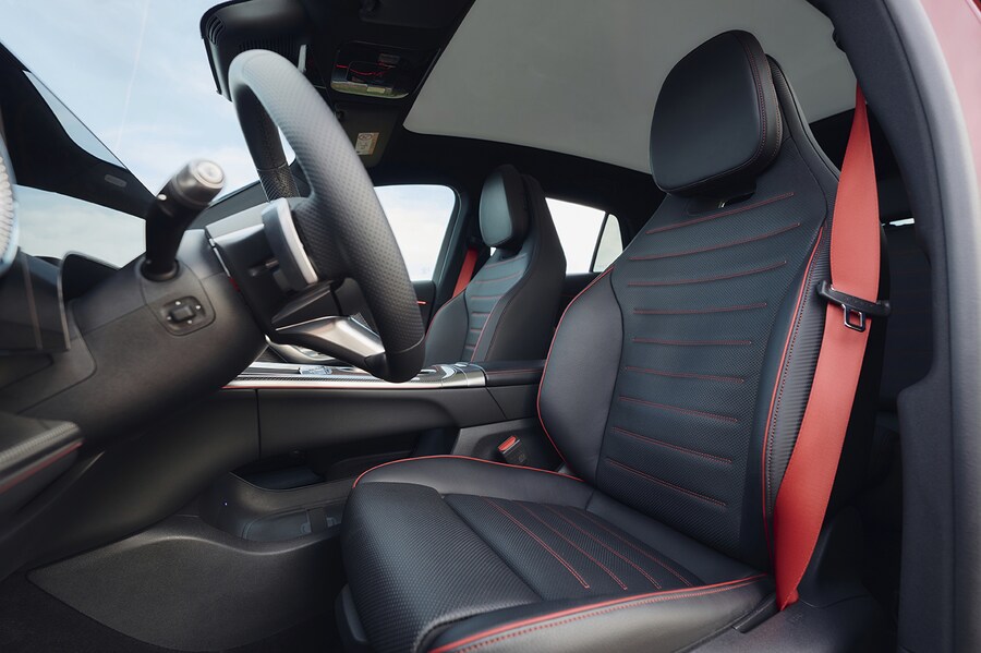 Prova su strada della Mercedes-Benz GLC elettrica. Esterni: AMG Line Plus MANUFAKTUR rosso Patagonia metallizzato - Interni: Pelle nera Mercedes-Benz GLC 400 4MATIC con tecnologia EQ: Consumo energetico combinato: 18,9‒14,9 kWh/100 km - Emissioni di CO₂ combinate: 0 g/km - Classe CO₂: A