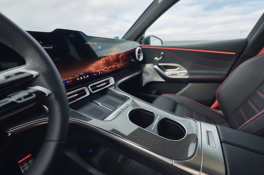 Prova su strada della Mercedes-Benz GLC elettrica. Esterni: AMG Line Plus MANUFAKTUR rosso Patagonia metallizzato - Interni: Pelle nera Mercedes-Benz GLC 400 4MATIC con tecnologia EQ: Consumo energetico combinato: 18,9‒14,9 kWh/100 km - Emissioni di CO₂ combinate: 0 g/km - Classe CO₂: A