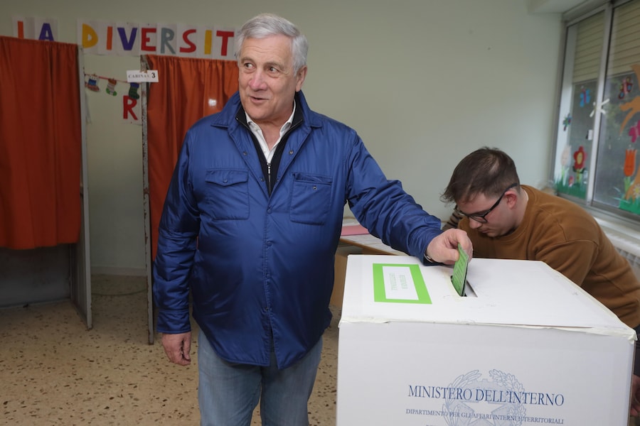 Il ministro degli Esteri Antonio Tajani vota in un seggio elettorale per il Referendum sulla riforma della Giustizia, a Fiuggi, 22 marzo 2026. (ANSA)