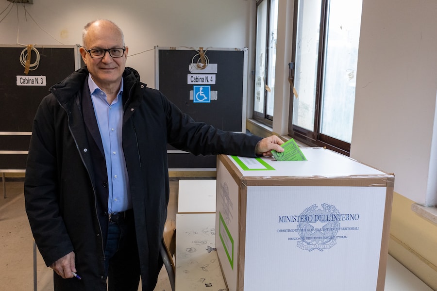 Il sindaco di Roma Roberto Gualtieri al voto. (LAPRESSE)