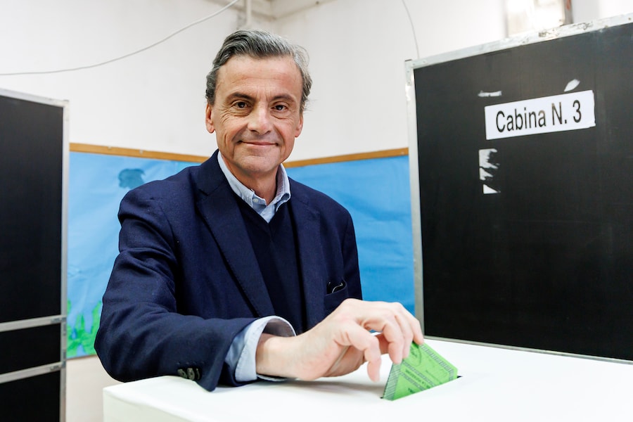 Il leader di Azione Carlo Calenda al seggio elettorale a, Roma. (LAPRESSE)