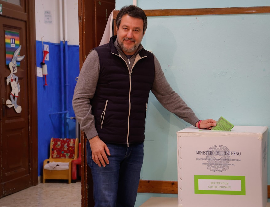 Il segretario federale della Lega e ministro delle Infrastutture e Mobilta Sostenibile Matteo Salvini vota in un seggio elettorale per il Referendum sulla riforma della Giustizia, Roma, 22 Marzo 2026. (ANSA)