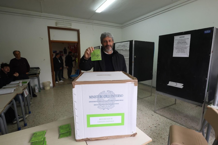 Il presidente della Regione Campania Roberto Fico vota per il referendum sulla giustizia, Napoli, 22 marzo 2026. (ANSA)