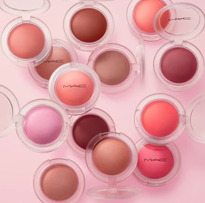 MAC Cosmetics Glow Play Blush è un blush dalla texture cremosa e flessibile, facile da applicare con dita o pennello e modulabile nell’intensità. Regala alle guance un effetto luminoso e naturale a lunga durata per un incarnato fresco tutto il giorno. Disponibile in 13 shades.