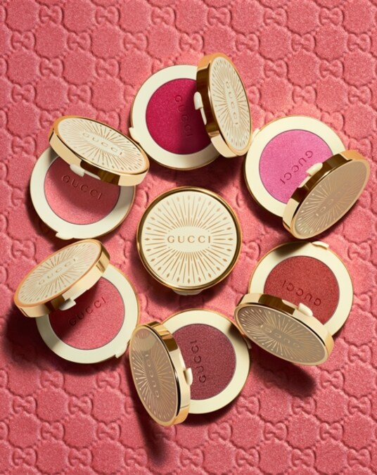Gucci Glow Blush, un blush illuminante con texture ibrida tra crema e polvere per un effetto seconda pelle luminoso e uniforme. Arricchito con olio di rosa nera e acido ialuronico, assicura comfort, idratazione e una tenuta impeccabile anche in condizioni di calore e umidità. Disponibile in sei tonalità.