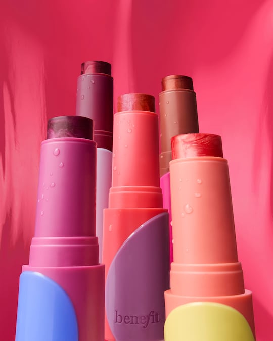 Benefit Juicy Stick, un blush effetto luminoso in gel crema idratante che regala un colore luminoso in una sola passata. Il finish è dewy per una sensazione super rinfrescante. Disponibile in cinque nuance