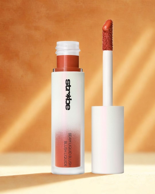 MAC Cosmetics Strobe Beam Liquid Blush Un fard liquido iridescente con una copertura trasparente e modulabile in muance sviluppate dai make-up per creare effetti stroboscopici, scolpire, modellare e fornire una base per il make-up, per un risultato personalizzato. Disponibile in 10 tonalità