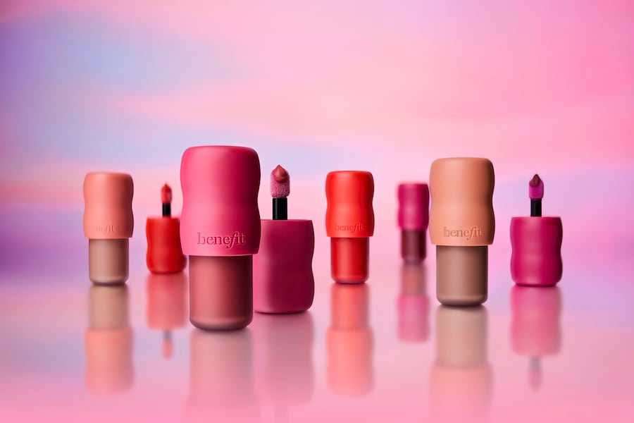 Benefit Play Daze, un blush liquido dalla formula trasformativa, si applica come un liquido vellutato e si trasforma in un colore leggerissimo effetto nuvola, con un finish natural-matte. Disponibile in 6 nuance.