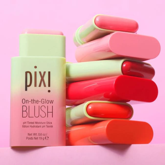Pixi On-the-Glow Blush. Formulato con ginseng, aloe vera e un mix di estratti di frutta, questo balsamo colorato dona un tocco di colore naturale mentre idrata la pelle. Si applica su guance e labbra per un effetto leggero e fresco. Disponibile anche in formato mini, On-the-Glow Blush Petite.