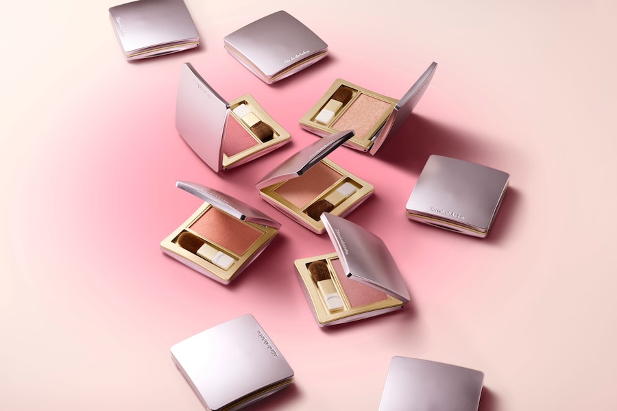 The Elizabeth Arden Blush Palette. Una collezione di quattro blush illuminanti con texture setosa e modulabile per valorizzare ogni incarnato con una luminosità naturale e costruibile: da un effetto delicato a uno più definito e glamour.