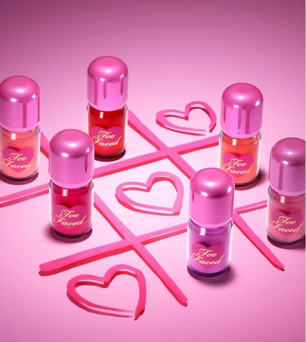 Too Faced Love Flush Blush. Liquido luminoso dalla texture leggera e facile da sfumare che regala alle guance un effetto fresco e radioso. Modulabile e a lunga tenuta, unisce make-up e skincare grazie a una formula idratante con acido ialuronico, per un incarnato glow.
