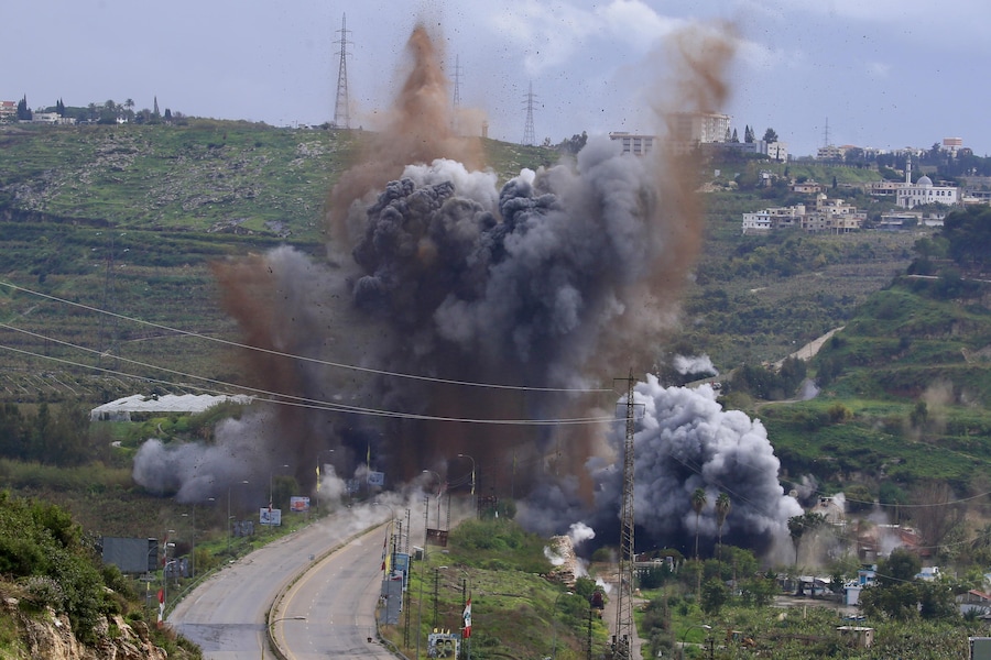 Fumo e fiamme si levano dopo un attacco israeliano contro il ponte di Qasmiya, nei pressi di Tiro, nel Libano meridionale, il 22 marzo 2026. Secondo l’Agenzia nazionale di stampa libanese (NNA), l’esercito israeliano ha sferrato un attacco aereo contro il ponte di Qasmiya, un importante punto di attraversamento sul fiume Litani che collega il Libano meridionale a quello settentrionale. EPA/STRINGER (EPA)