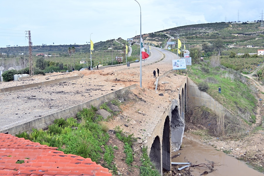 Danni sul luogo di un attacco israeliano contro il ponte di Qasmiya, nei pressi di Tiro, nel Libano meridionale, il 23 marzo 2026. Secondo l’Agenzia nazionale di stampa libanese (NNA), l’esercito israeliano ha sferrato attacchi aerei contro il ponte di Qasmiya, un importante punto di attraversamento sul fiume Litani che collega il Libano meridionale a quello settentrionale. EPA/STRINGER (EPA)