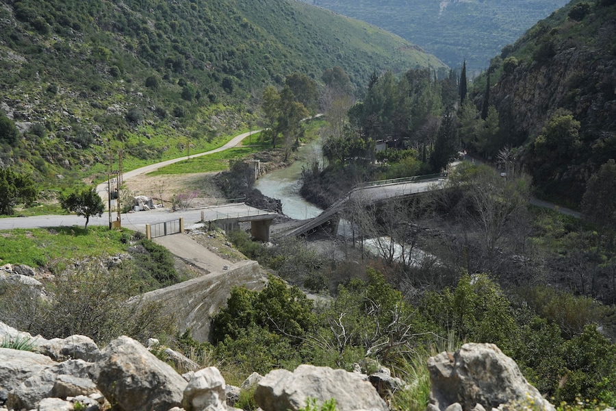 Il ponte di Zrarieh sul fiume Litani, danneggiato dopo essere stato colpito da un attacco israeliano a Tayr Falsay, nel Libano meridionale, a seguito dell'escalation tra Hezbollah e Israele nel contesto del conflitto tra Stati Uniti, Israele e Iran, Libano, 13 marzo 2026. REUTERS/ Stringer (REUTERS)
