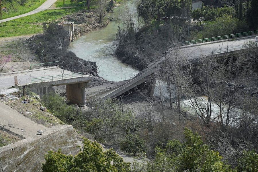 Il ponte di Zrarieh sul fiume Litani, danneggiato dopo essere stato colpito da un attacco israeliano a Tayr Falsay, nel Libano meridionale, a seguito dell'escalation tra Hezbollah e Israele nel contesto del conflitto tra Stati Uniti, Israele e Iran, Libano, 13 marzo 2026. REUTERS/ Stringer (REUTERS)