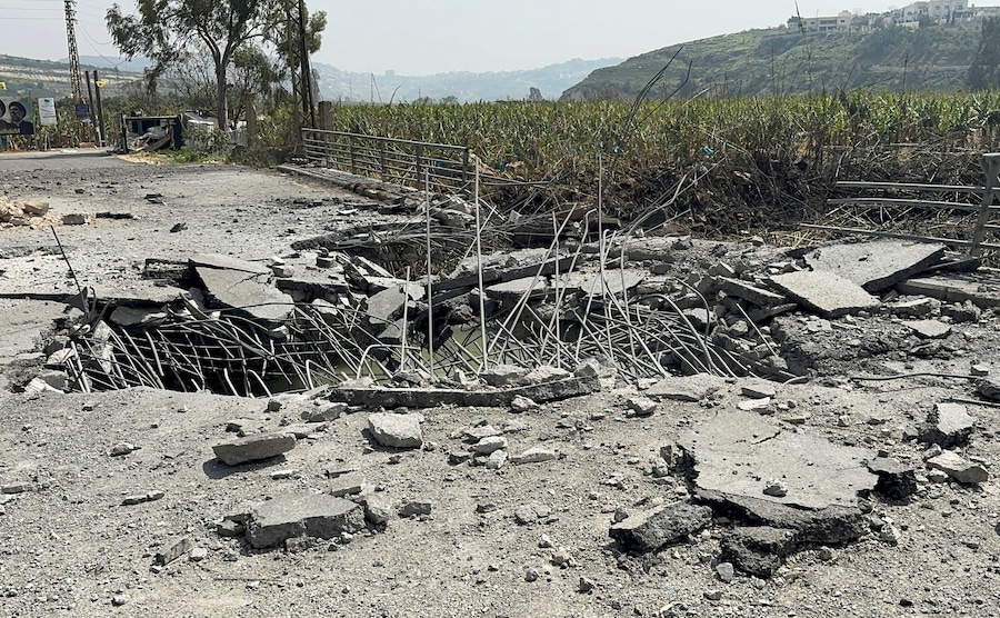 Il ponte Qasmiyeh sul fiume Litani, danneggiato dopo essere stato colpito da un attacco israeliano nel Libano meridionale mercoledì 18 marzo, a seguito di un’escalation tra Hezbollah e Israele nel contesto del conflitto tra Stati Uniti, Israele e Iran, Libano, 19 marzo 2026. Foto scattata con un cellulare. REUTERS/Ali Hankir (REUTERS)