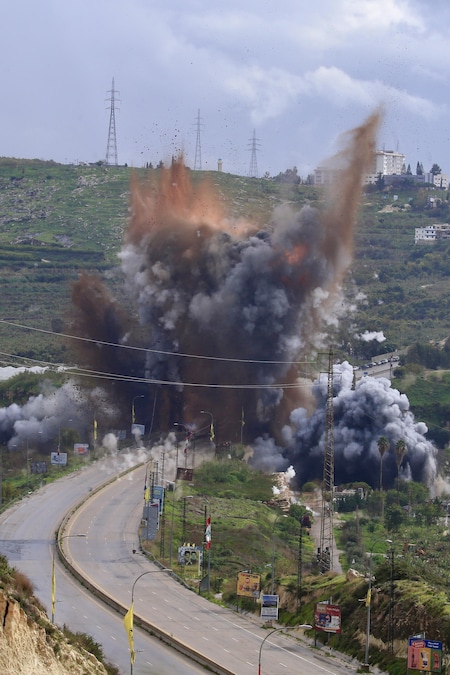 Fumo e fiamme si levano dopo un attacco israeliano contro il ponte di Qasmiya, nei pressi di Tiro, nel Libano meridionale, il 22 marzo 2026. Secondo l’Agenzia nazionale di stampa libanese (NNA), l’esercito israeliano ha sferrato un attacco aereo contro il ponte di Qasmiya, un importante punto di attraversamento sul fiume Litani che collega il Libano meridionale a quello settentrionale. EPA/STRINGER (EPA)