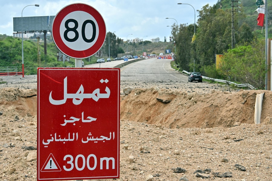 Danni sul luogo di un attacco israeliano contro il ponte di Qasmiya, nei pressi di Tiro, nel Libano meridionale, il 23 marzo 2026. Secondo l’Agenzia nazionale di stampa libanese (NNA), l’esercito israeliano ha sferrato attacchi aerei contro il ponte di Qasmiya, un importante punto di attraversamento sul fiume Litani che collega il Libano meridionale a quello settentrionale. EPA/STRINGER (EPA)