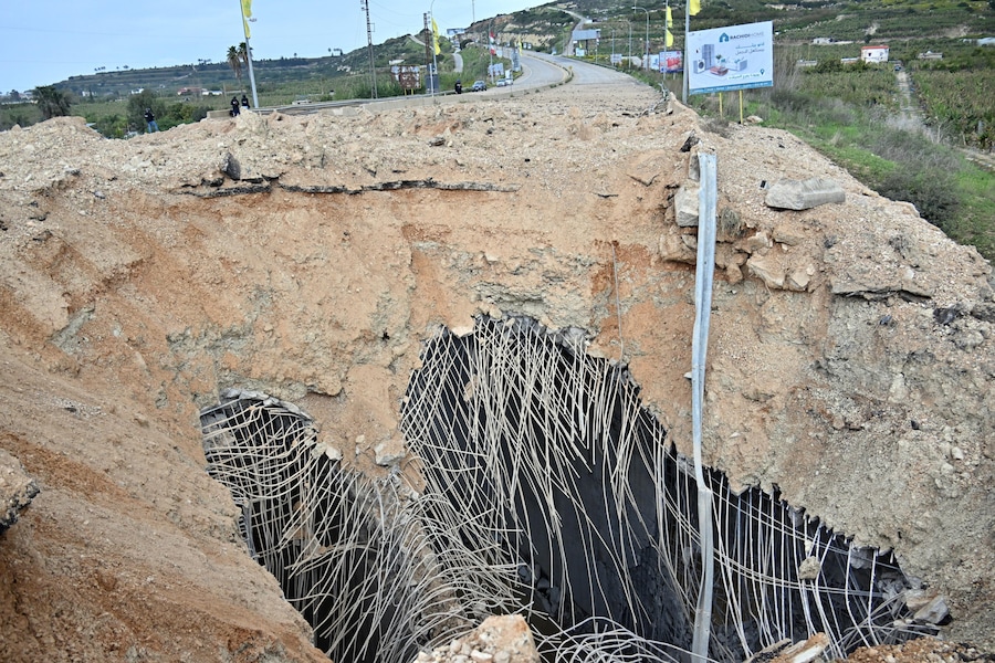 Danni sul luogo di un attacco israeliano contro il ponte di Qasmiya, nei pressi di Tiro, nel Libano meridionale, il 23 marzo 2026. Secondo l’Agenzia nazionale di stampa libanese (NNA), l’esercito israeliano ha sferrato attacchi aerei contro il ponte di Qasmiya, un importante punto di attraversamento sul fiume Litani che collega il Libano meridionale a quello settentrionale. EPA/STRINGER (EPA)
