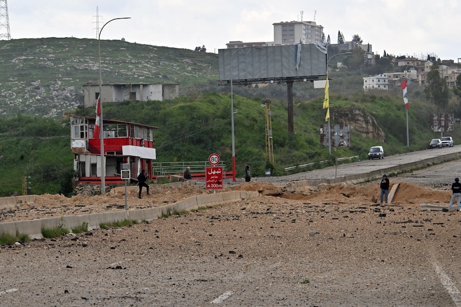 Danni sul luogo di un attacco israeliano contro il ponte di Qasmiya, nei pressi di Tiro, nel Libano meridionale, il 23 marzo 2026. Secondo l’Agenzia nazionale di stampa libanese (NNA), l’esercito israeliano ha sferrato attacchi aerei contro il ponte di Qasmiya, un importante punto di attraversamento sul fiume Litani che collega il Libano meridionale a quello settentrionale. EPA/STRINGER (EPA)