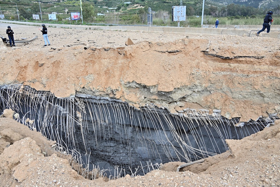 Danni sul luogo di un attacco israeliano contro il ponte di Qasmiya, nei pressi di Tiro, nel Libano meridionale, il 23 marzo 2026. Secondo l’Agenzia nazionale di stampa libanese (NNA), l’esercito israeliano ha sferrato attacchi aerei contro il ponte di Qasmiya, un importante punto di attraversamento sul fiume Litani che collega il Libano meridionale a quello settentrionale. EPA/STRINGER (EPA)