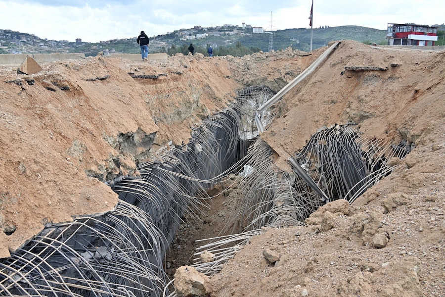 Danni sul luogo di un attacco israeliano contro il ponte di Qasmiya, nei pressi di Tiro, nel Libano meridionale, il 23 marzo 2026. Secondo l’Agenzia nazionale di stampa libanese (NNA), l’esercito israeliano ha sferrato attacchi aerei contro il ponte di Qasmiya, un importante punto di attraversamento sul fiume Litani che collega il Libano meridionale a quello settentrionale. EPA/STRINGER (EPA)