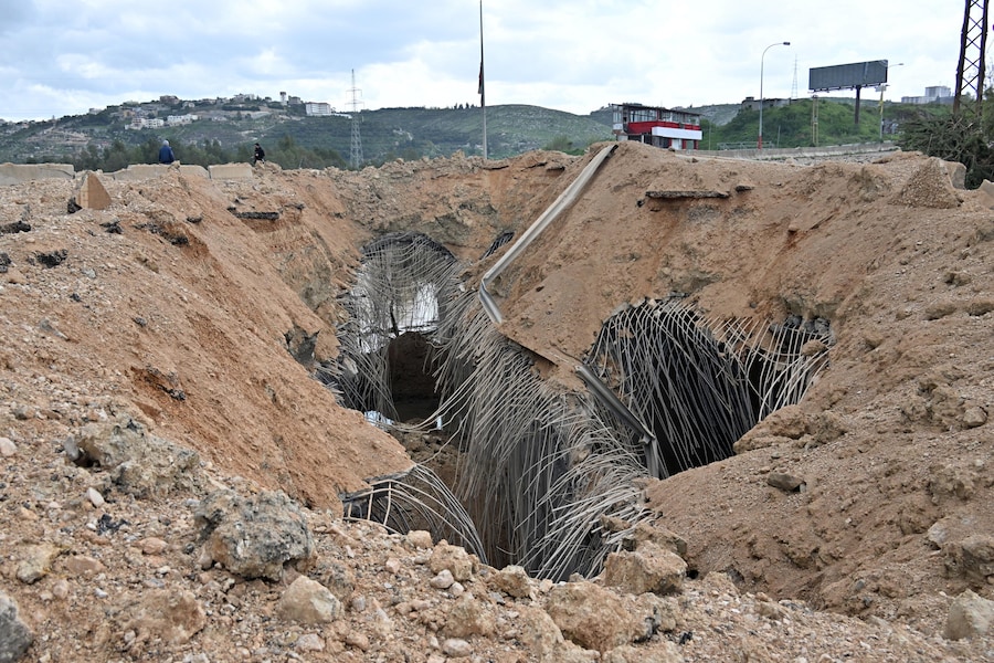 Danni sul luogo di un attacco israeliano contro il ponte di Qasmiya, nei pressi di Tiro, nel Libano meridionale, il 23 marzo 2026. Secondo l’Agenzia nazionale di stampa libanese (NNA), l’esercito israeliano ha sferrato attacchi aerei contro il ponte di Qasmiya, un importante punto di attraversamento sul fiume Litani che collega il Libano meridionale a quello settentrionale. EPA/STRINGER (EPA)