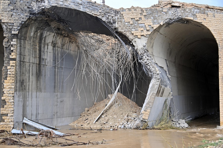 Danni sul luogo di un attacco israeliano contro il ponte di Qasmiya, nei pressi di Tiro, nel Libano meridionale, il 23 marzo 2026. Secondo l’Agenzia nazionale di stampa libanese (NNA), l’esercito israeliano ha sferrato attacchi aerei contro il ponte di Qasmiya, un importante punto di attraversamento sul fiume Litani che collega il Libano meridionale a quello settentrionale. EPA/STRINGER (EPA)