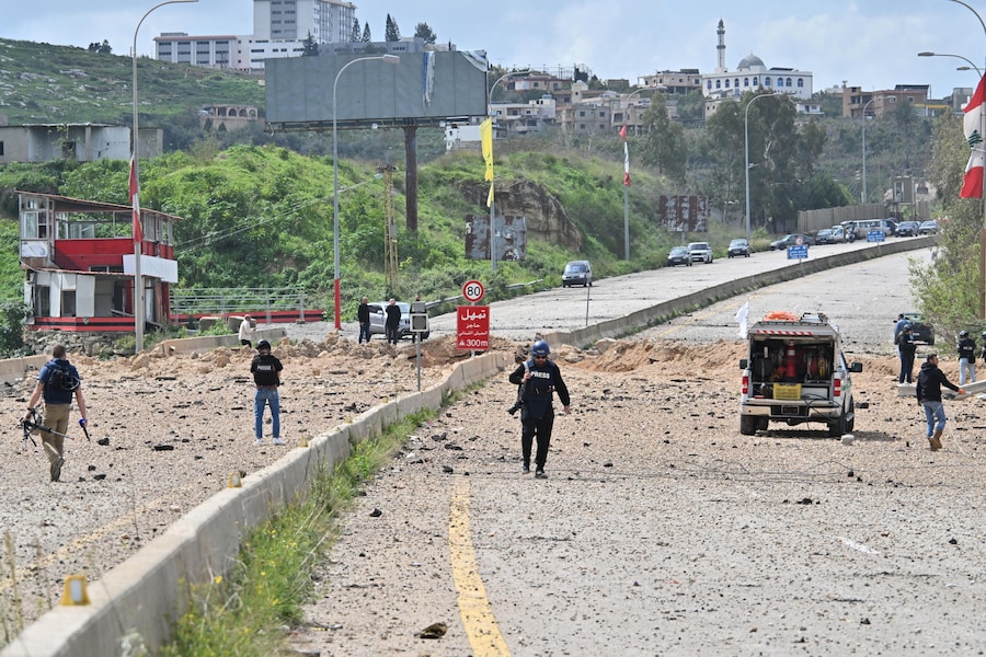Danni sul luogo di un attacco israeliano contro il ponte di Qasmiya, nei pressi di Tiro, nel Libano meridionale, il 23 marzo 2026. Secondo l’Agenzia nazionale di stampa libanese (NNA), l’esercito israeliano ha sferrato attacchi aerei contro il ponte di Qasmiya, un importante punto di attraversamento sul fiume Litani che collega il Libano meridionale a quello settentrionale. EPA/STRINGER (EPA)