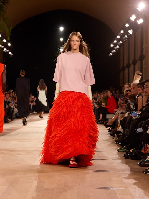 Balenciaga. Blusa in seta, gonna lunga con frange intarsiate in chiffon