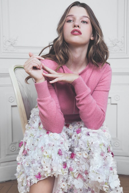 Dior. Pull in cashmere, gonna in seta con ricamo di micro fiori a rilievo, indossata da Ever Anderson