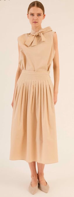 Manzoni 24. Blusa senza maniche con macro fiocco e gonna longuette a pieghe coordinata