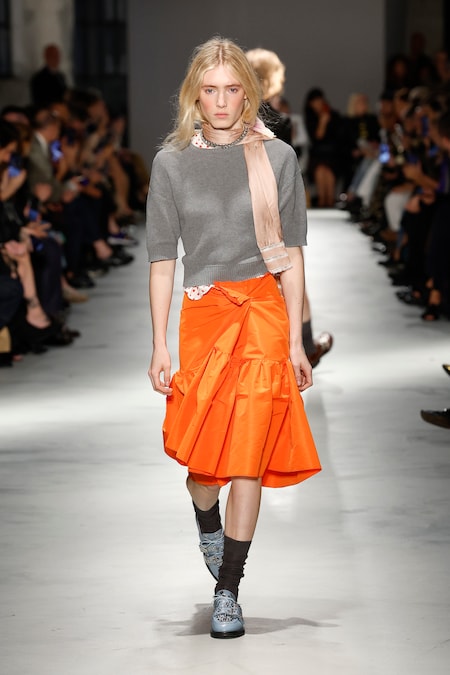 N.21. Pull manica corta, camicia in seta e chiffon, gonna con balza sovrapposta in seta