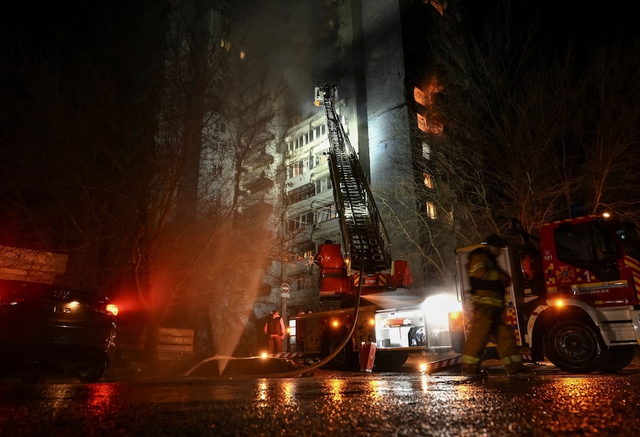 I vigili del fuoco intervengono sul luogo di un condominio colpito da un attacco con droni russi (REUTERS)
