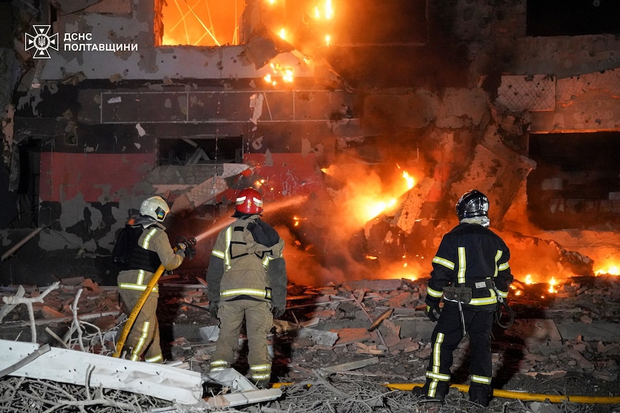 I vigili del fuoco sono al lavoro sul luogo di un edificio danneggiato durante gli attacchi notturni con droni e missili russi (Ufficio stampa del Servizio statale di emergenza dell’Ucraina nella regione di Poltava/Foto fornita tramite REUTERS)