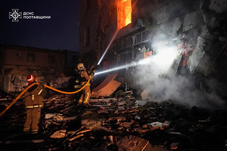 I vigili del fuoco sono al lavoro sul luogo di un edificio danneggiato durante gli attacchi notturni con droni e missili russi. (Ufficio stampa del Servizio statale di emergenza dell’Ucraina nella regione di Poltava/Foto fornita tramite REUTERS)