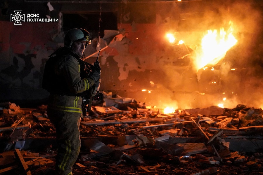 Un vigile del fuoco è al lavoro sul luogo di un edificio danneggiato durante gli attacchi notturni con droni e missili russi a Poltava, Ucraina. (Ufficio stampa del Servizio statale di emergenza dell’Ucraina nella regione di Poltava/Foto fornita tramite REUTERS)