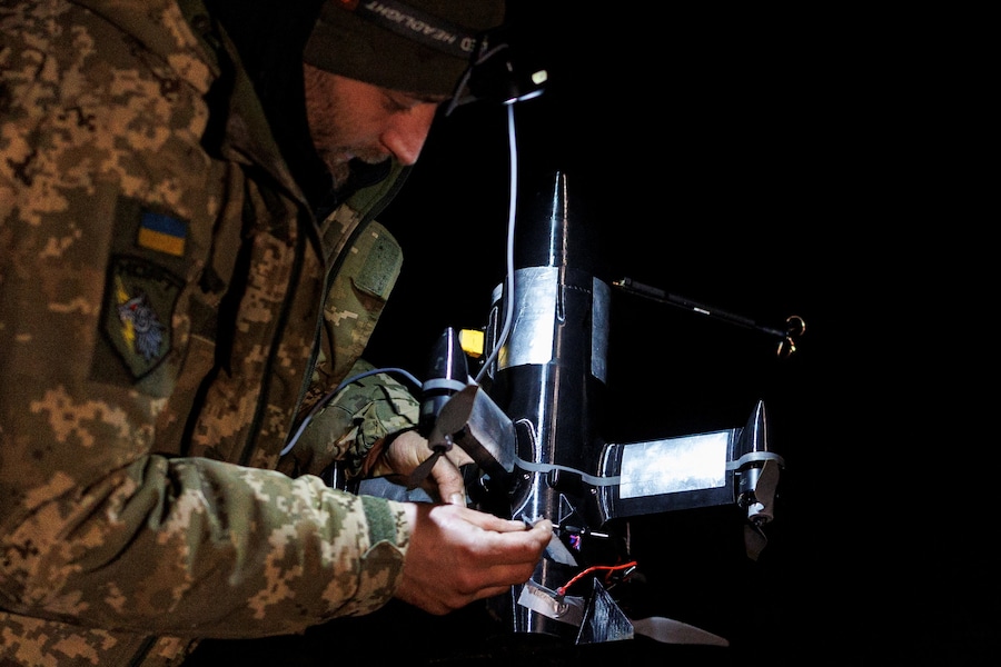 Un militare di un'unità di difesa aerea prepara un drone intercettore per il lancio (REUTERS/Valentyn Ogirenko)