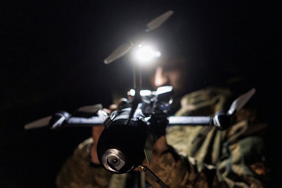 Un membro di un'unità di difesa aerea prepara un drone intercettore (REUTERS/Valentyn Ogirenko)
