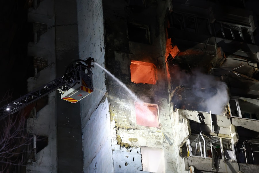 I soccorritori cercano di spegnere l'incendio divampato in un edificio residenziale in seguito a un attacco con droni russi a Zaporizhzhia ((AP Photo/Kateryna Klochko) Associated Press/ LaPresse)