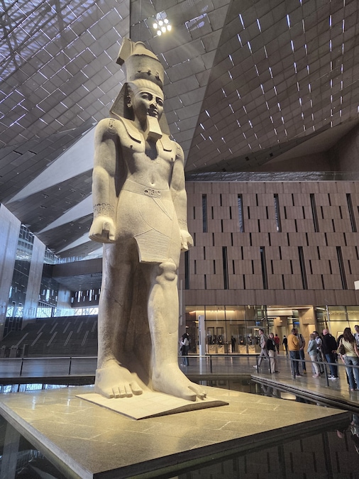 La statua di Ramses II all’ingresso del Grand Egyptian Museum (Tutte le foto di questa gallery sono di Gabriele Meoni)