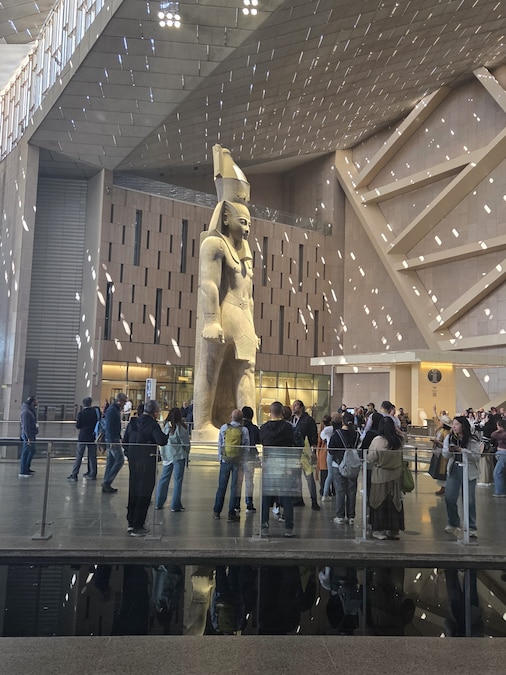 La luce penetra all’interno della grande hall del Gem