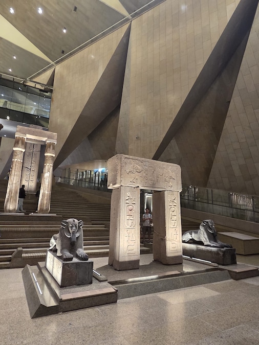 Lo scalone che porta alle Gallerie del Gem con le caratteristiche pareti a forma triangolare