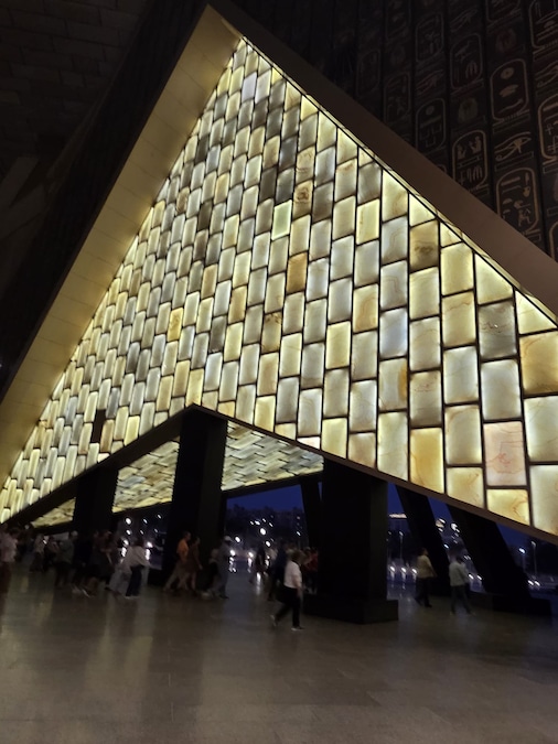 L’ingresso del Grand Egyptian Museum illuminato di sera