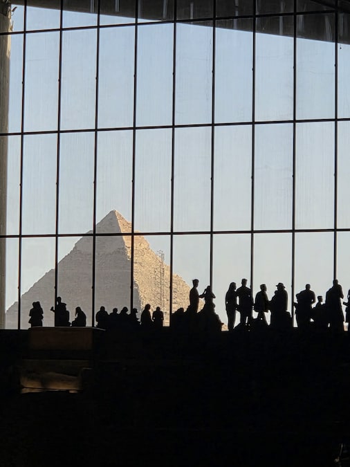 La piramide di Cheope svetta sullo sfondo della grande vetrata che precede l’ingresso alle gallerie del Gem